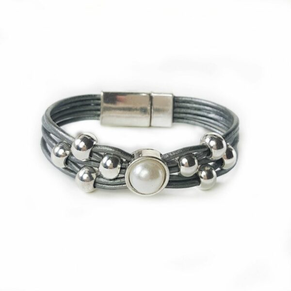 A bracelet with a pearl and magnetic clasp.
