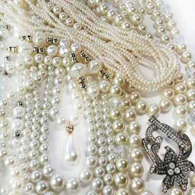 Mixed pearl necklaces. Different shades of white